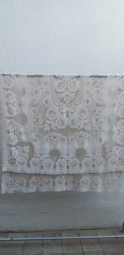 Toalha de mesa rendada nova.