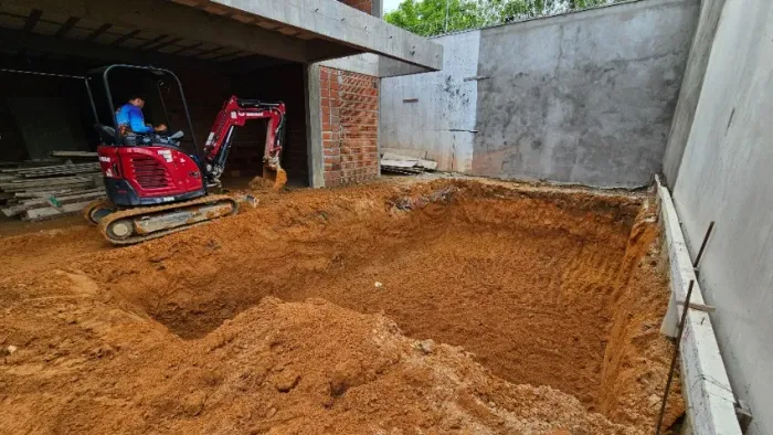 Construção de Piscina Escavação Mini escavadeira