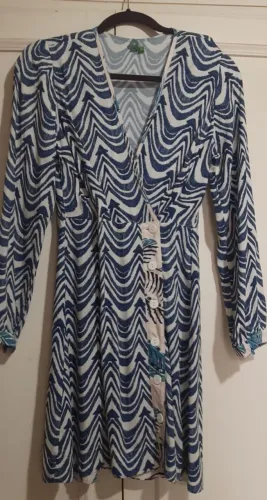 Vestido Farm trespassado azul, com estampa em ondas.