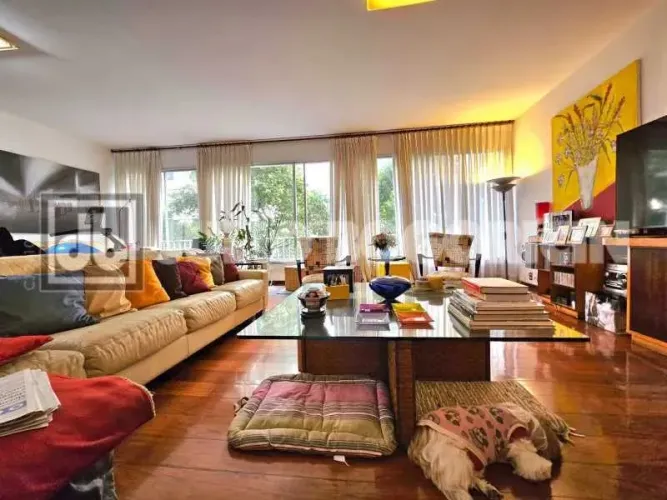 Posto 6! Rua Sousa Lima, amplo apartamento, salão, original quatro quartos, atualmente são