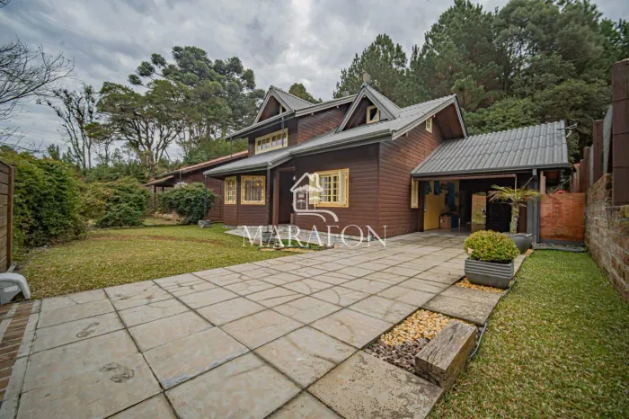 CASA À VENDA EM GRAMADO COM TRÊS DORMITÓRIOS!