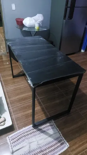 Mesa de escritório preta com design moderno