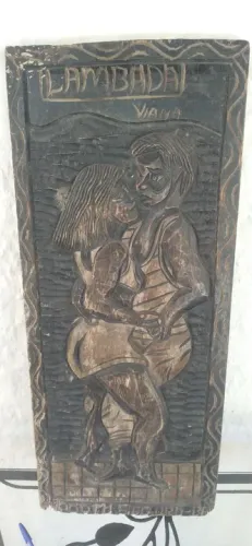 Quadro em madeira com escultura representação de casal