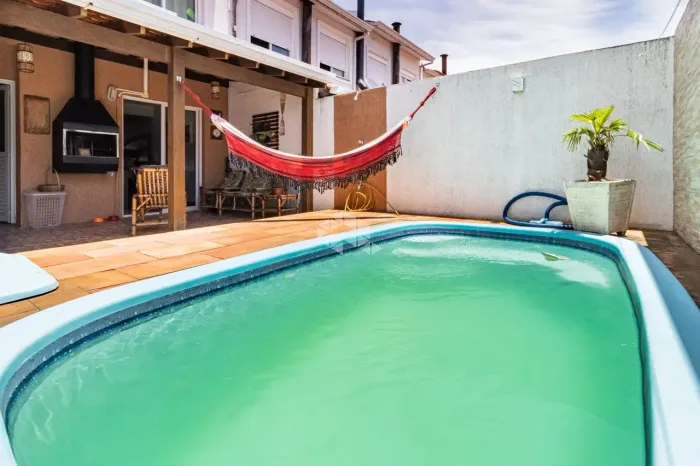 Casa Mobiliada em Cond. 3 dorm/ 1 suíte 2 Vagas - Piscina c/ chiuveiro externo