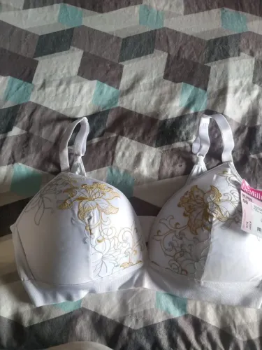 Sutiã branco com detalhes florais