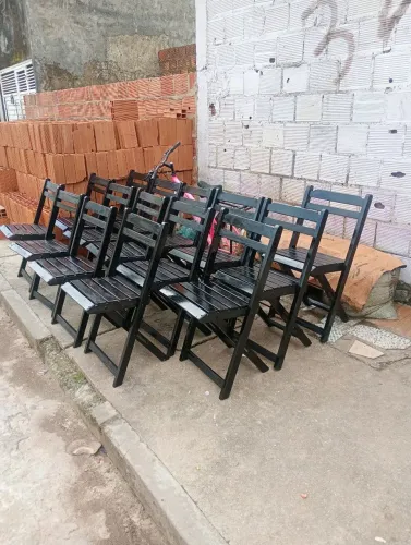 Cadeiras e mesas de madeira dobráveis