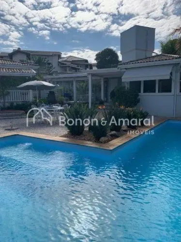 "Elegância Provençal em Valinhos: Casa Exclusiva com Jardins, Piscina e Espaço Gourmet"