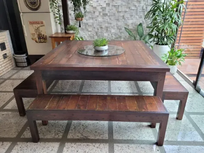 Mesa de madeira quadrada