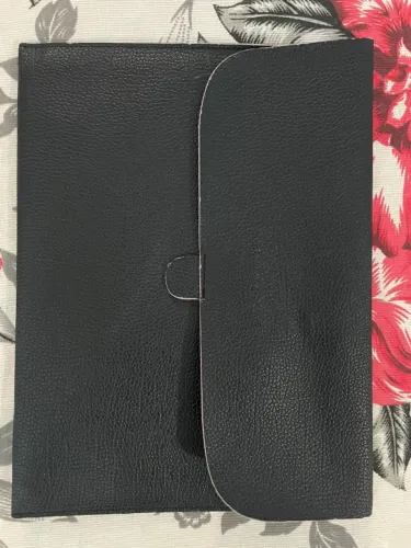 Capa Protetora de Couro Sintético para Tablet Preta (SEMINOVO)