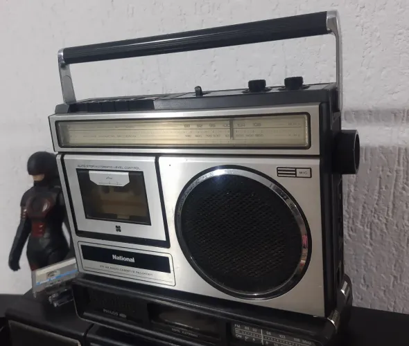 Rádio antigo National toca fita RELIQUIA