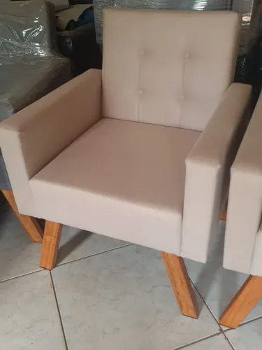 Poltrona muito confortável e resistente, ideal para salas de manicure e salão de beleza