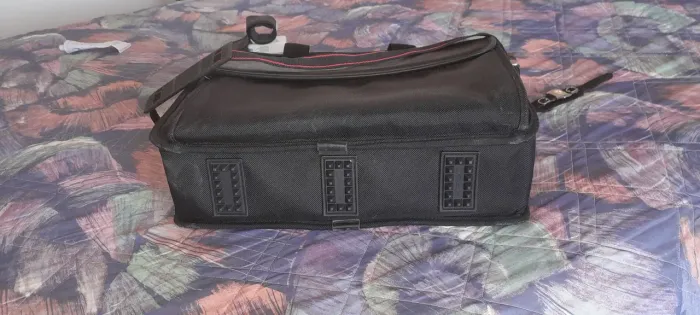Bolsa de ombro preta com detalhes