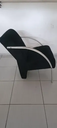 Poltrona Moderna em Couro Preto....