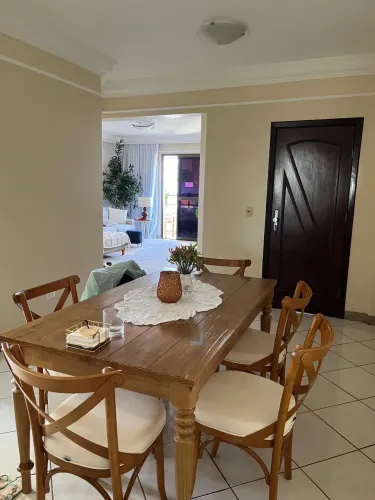 Mesa com 6 cadeiras. Tudo madeira maciça.