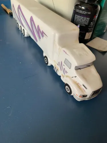 Miniatura caminhão volvo em cerâmica 