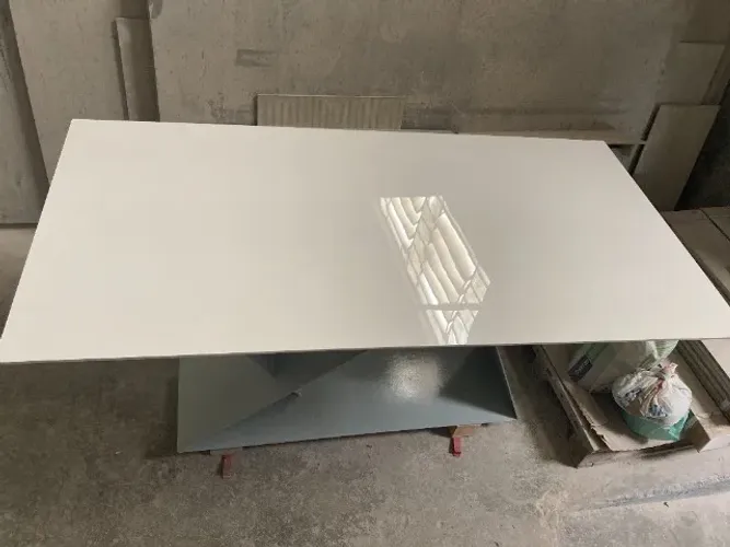Mesa em tampo de porcelanato