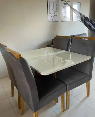 Mesa de Jantar Elegante com Cadeiras