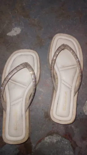 VENDO UMA SANDÁLIA confort