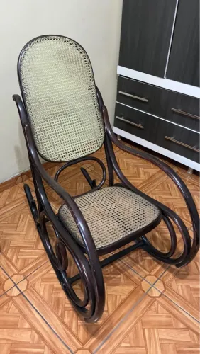 Cadeira de balanço em madeira vintage 