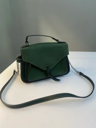 Bolsa verde escuro envelope em couro marca satinato