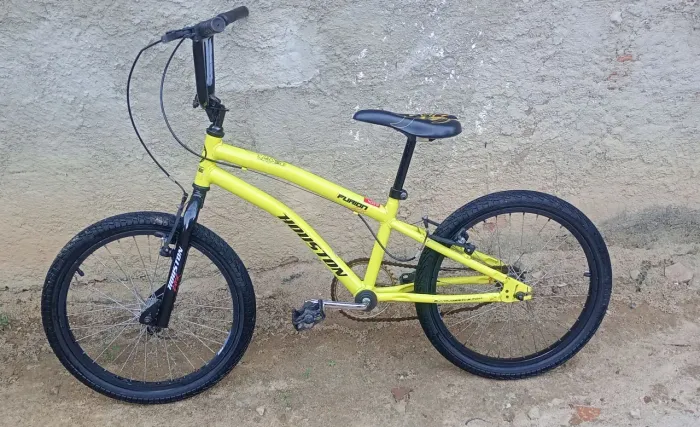 Bicicleta infantil aro 20 usada pouquíssimas vezes só em condomínio