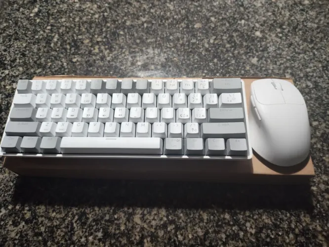Vendo teclado mecânico e mouse novíssimos nunca usados.s