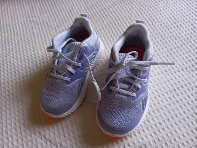 Tênis NOVO, infantil ADIDAS número 22.