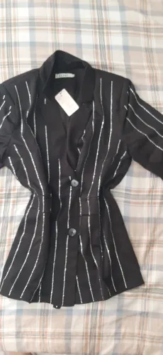 Roupas novas com mais de 60% desconto direto da loja .