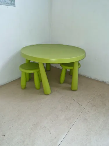 Mesa infantil redonda da linha MAMMUT da IKEA