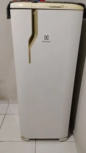 Geladeira semi-nova em perfeito estado é sem nenhum problema