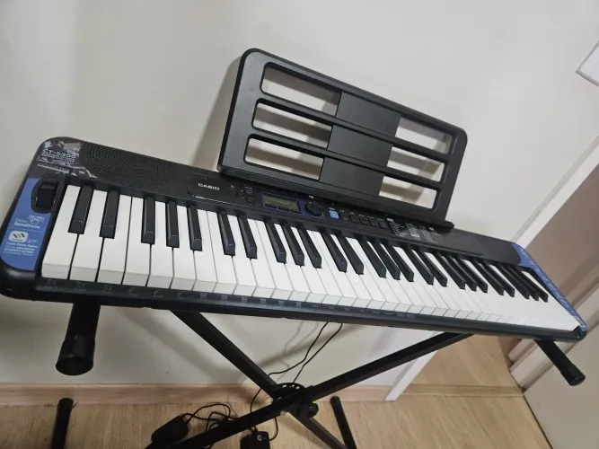 Teclado musical Casio Ct-300 + pedal sustain e suporte