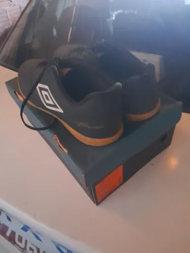 Tênis de futsal, UMBRO NEO STRIKER