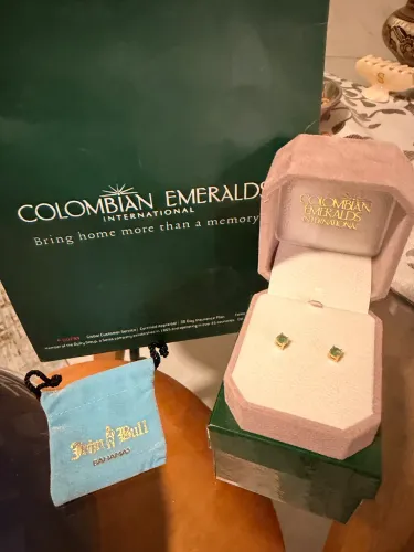 Brinco de Ouro 18K + Esmeralda Colombiana