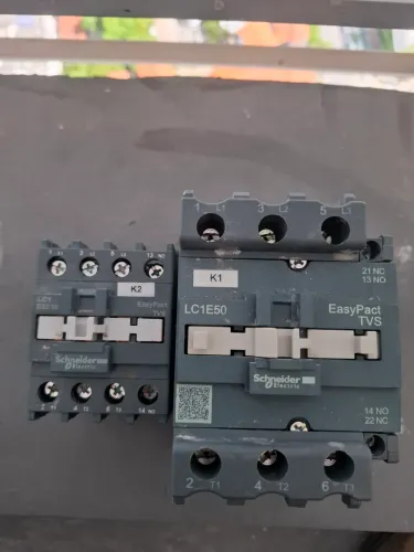 ?Lote 2 Contatores Schneider EasyPact TVS (LC1E50 + LC1E32) - Estado de Novo