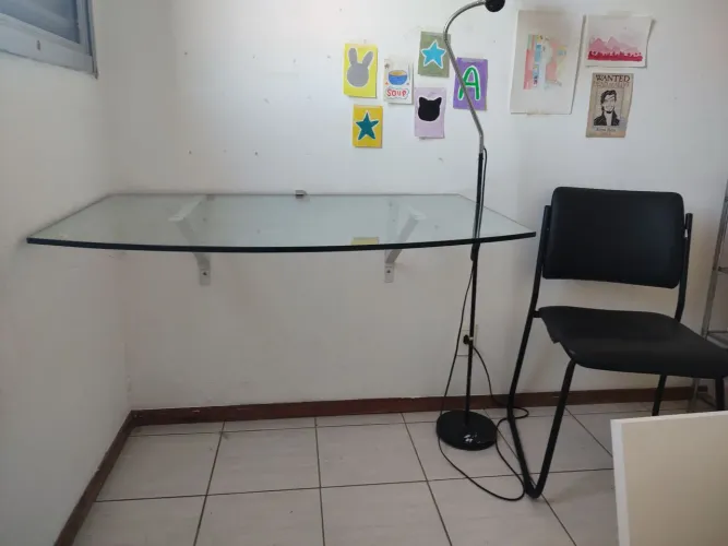 Conjunto mesa de estudo e cadeira