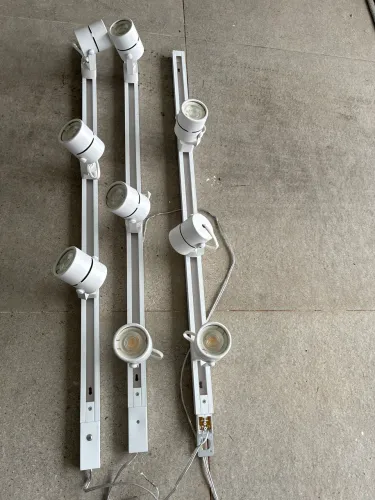 Kit com 3 kits completo com spots de LED integrado com trilho de 1 m. Super novo.