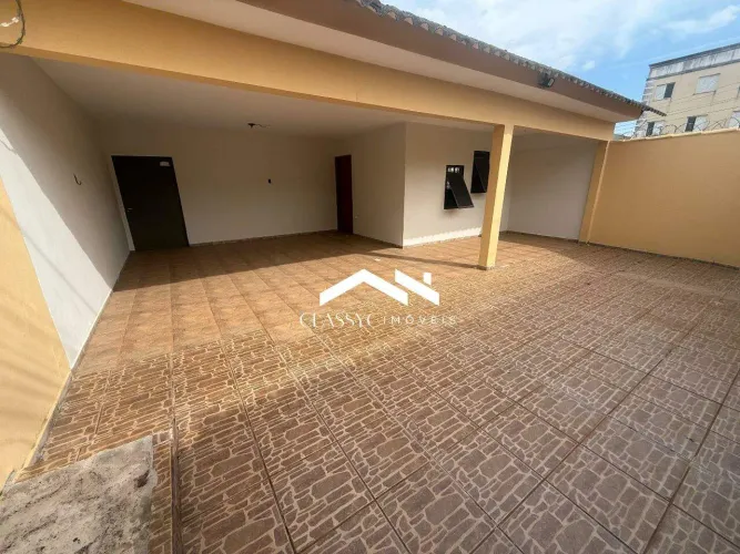 Casa à venda em Santa Mônica, Uberlândia - 3 quartos (1 suíte) | 170 m² | 3 vagas.