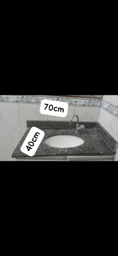 Bancada de mármore com pia e tornei