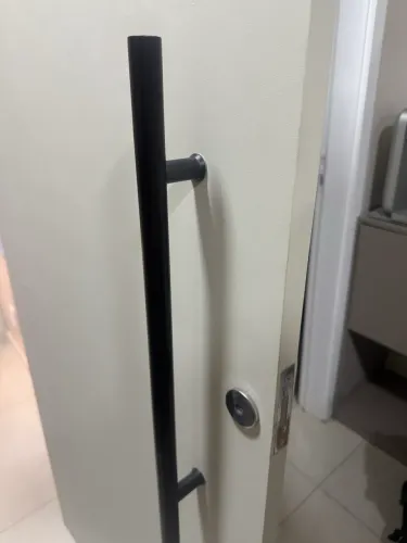 Porta MDF off white com puxador preto