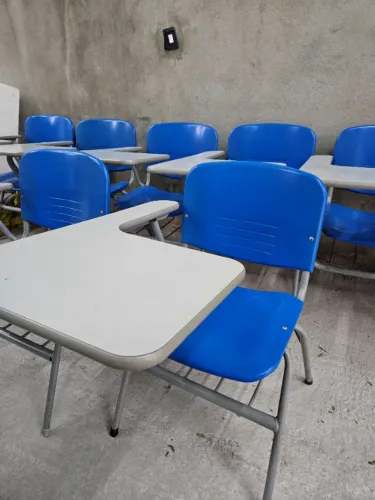 Lote de 8 Cadeiras Universitárias com Prancheta e Porta-Livros - Excelente Estado