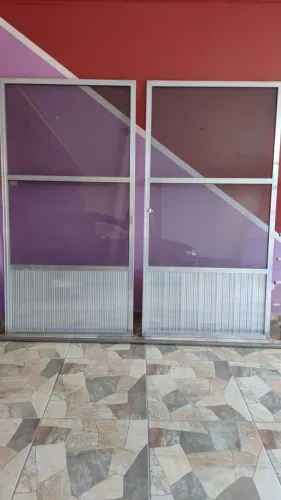 Porta de correr em alumínio e vidro