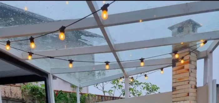 Vende-se cordões luminosos para área externa, com lâmpadas amarelas