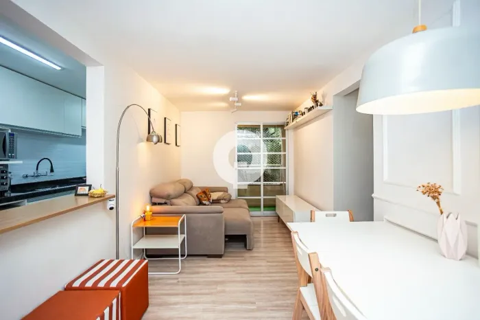 APARTAMENTO REFORMADO NO CABRAL | 3 QUARTOS, SUÍTE, SACADA E 2 VAGAS