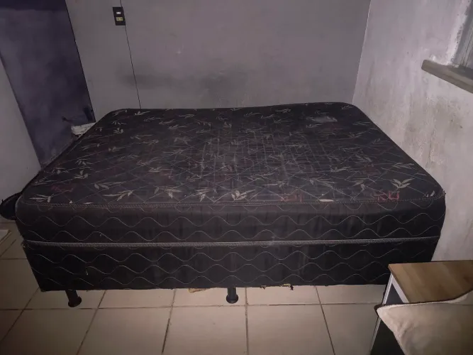 Cama unibox de molas semi-nova