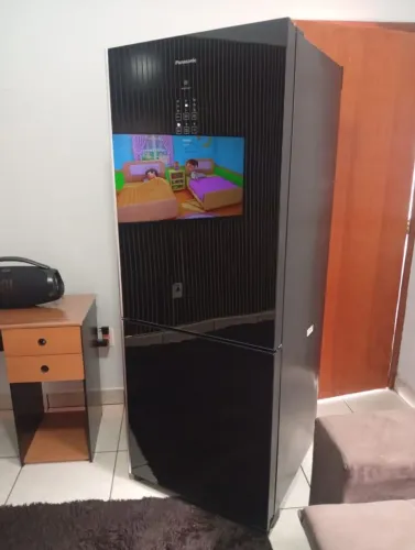 Geladeira Panasonic preta.