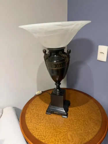 Abajur Clássico com Base Decorativa e Cúpula de Vidro