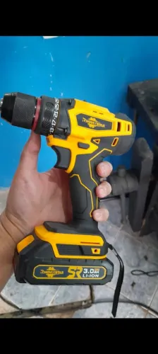 Vendo parafusadeira 21v funcionando perfeitamente Acompanha carregador e maleta