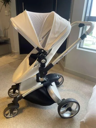 Carrinho de bebê + Bebê conforto branco