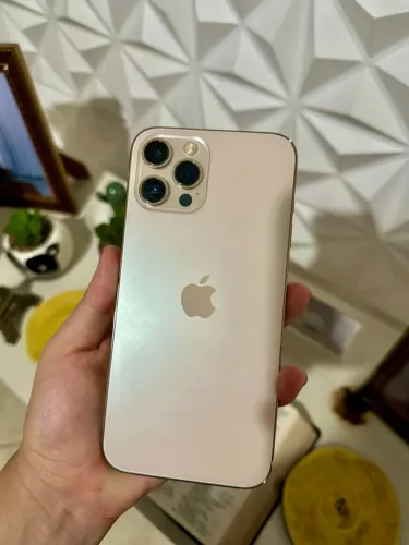 iPhone 12 Pro Max dourado