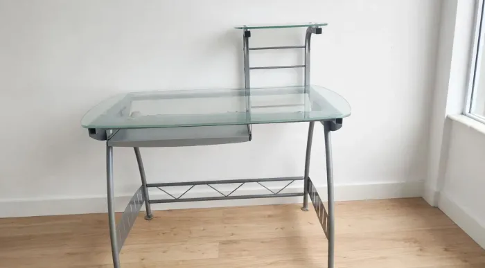 Vendo Mesa de Vidro com estrutura metálica para Escritório